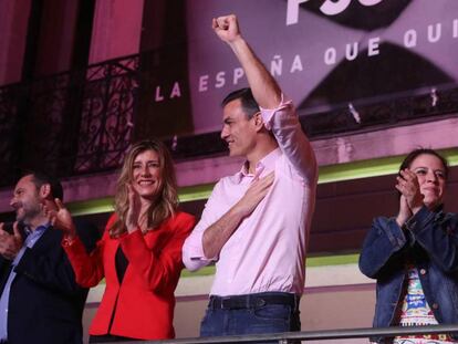 Pedro Sánchez celebra la victoria en la sede de la calle Ferraz de Madrid. U. MARTíN (EL PAÍS)