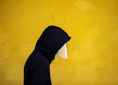 Un estudiante del colegio Yuba Pratibha camina por las instalaciones del centro protegido con un protector facial de seguridad en Katmandú, Nepal, este jueves. El director del centro ha decidido reabrir sus puertas, con un estricto protocolo sanitario, para aquellos estudiantes que no pueden permitirse la educación 'on line'. La mayor parte de colegios nepalíes continúan con las clases por Internet desde que se estableció el cierre de colegios el 19 de marzo a causa del coronavirus.