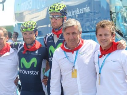 Una representaci&oacute;n del Movistar con el tradicional pa&ntilde;uelo de San Ferm&iacute;n en la salida de la etapa de La Planche des Belles Filles
 