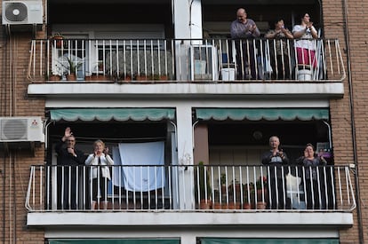 Vecinos de Alcalá de Henares aplauden desde sus balcones en homenaje y reconocimiento a la labor de los servicios sanitarios.