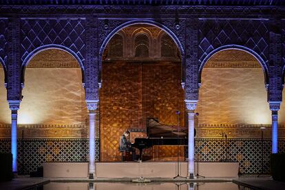 Javier Perianes durante su recital en el Patio de los Arrayanes, ayer en Granada.