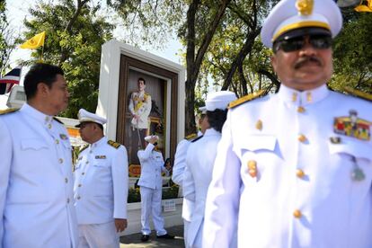 Aunque es ahora cuando se ha convertido en un rey de pleno derecho, el monarca ocupó el trono hace casi tres años, a la muerte de su padre Bhumibol en octubre de 2016. En la imagen, oficiales del Ejército de Tailandia esperan en las proximidades del Gran Palacio durante la coronación.