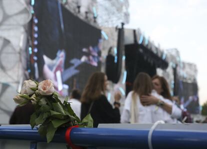 Flores por la muerte del acróbata Pedro Aunión en el Mad Cool Festival.