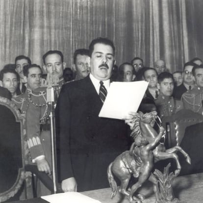 Mexican President Lázaro Cárdenas addresses a group of Spanish refugees.