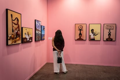 La feria este año celebra su edición número 21. En la imagen, una joven observa las obras de la artista Laetitia Ky, en la galería LIS10.