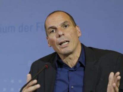 Ministro de Finanzas, Yanis Varufakis (derecha) y el ministro de Finanzas alemán Wolfgang Schäuble (izquierda).