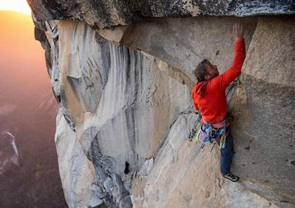 Tommy Caldwell, asegurado por Alex Honnold, durante su última apertura en El Capitán, en el valle de Yosemite, en Estados Unidos