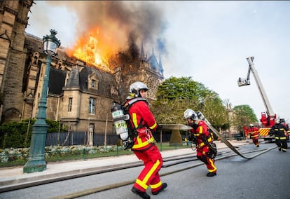 Miembros del cuerpo de Bomberos de París participan en las labores de extinción del fuego.