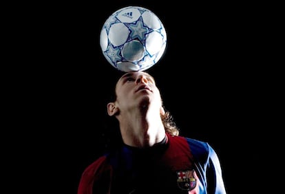 Leo Messi, futbolista del FC Barcelona, hace unos ejercicios con el balón en 2006.