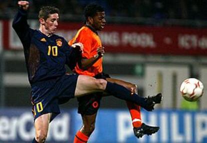 Fernando Torres disputa el balón con el holandés Seedorf.