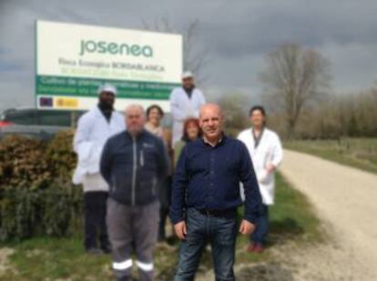 Txus Cía y parte de su equipo en la finca de Josenea (Lumbier, Navarra).