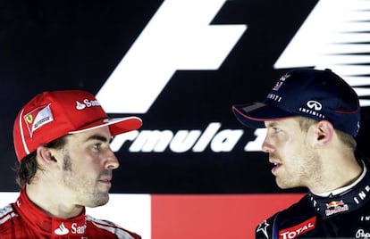 Alonso y Vettel conversan en el podio de Singapur.