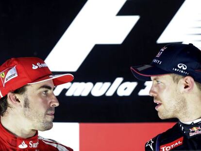 Alonso y Vettel conversan en el podio de Singapur.