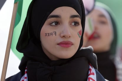 Una mujer con la cara pintada con la palabra libertad durante la manifestación en contra de la guerra en Palestina, este sábado en Madrid. 