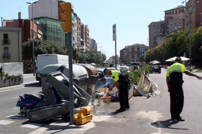 Agentes de la Guardia Urbana inspeccionan el lugar donde se produjo el atropello.