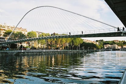 Es más conocido por el apellido de su prestigioso creador, Santiago Calatrava, que por su nombre oficial. Esta pasarela une el Campo Volantín con el muelle de Uribitarte. Su original diseño hace de este puente, de estilizada y blanca figura, con los vidrios moldeados de su piso y la iluminación nocturna (proporcionada por 294 lámparas), uno de los símbolos del nuevo Bilbao.