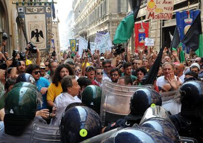 Los manifestantes y la Policía se enfrentan en el centro de Roma.