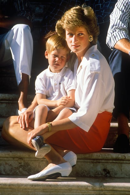 El armario estival de los royals suele orbitar sobre varios básicos que se repiten: vestidos camiseros, blusas, blanco o flores. Lady Di los conocía todos y los combinaba con soltura en cada una de sus escapadas veraniegas.

Como en la imagen, en Mallorca en 1988, con camisa y salones blancos, falda color caldera y el toque de gracia: unos pendientes XL de oro que bien podrían salir de cualquier lookbook de la presente temporada.