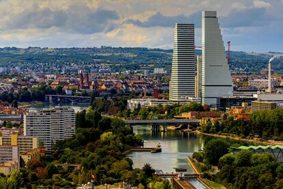 Vista de la cuidad suiza de Basilea en la que sobresalen las dos Torres Roche.