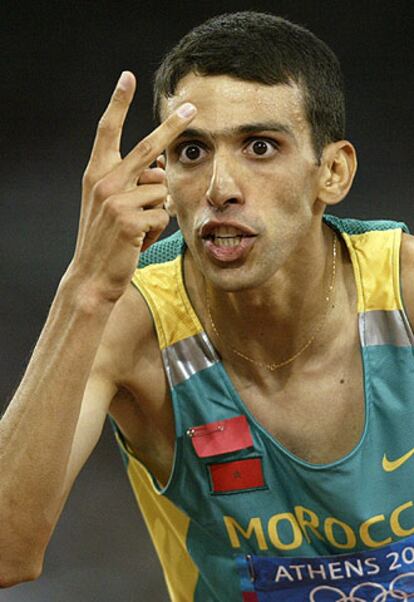 Hicham el Guerruj muestra con los dedos sus dos triunfos en los Juegos Olímpicos de Atenas.