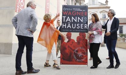 Parte del elenco de 'Tannhäuser', este viernes en Sevilla.