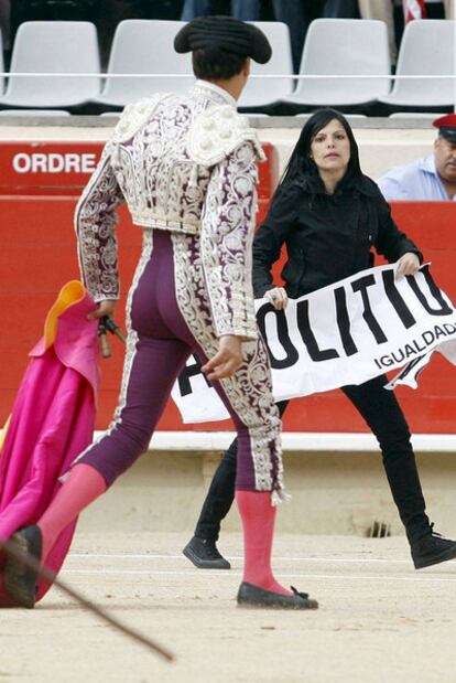 Activista antitaurina en la plaza de Barcelona.