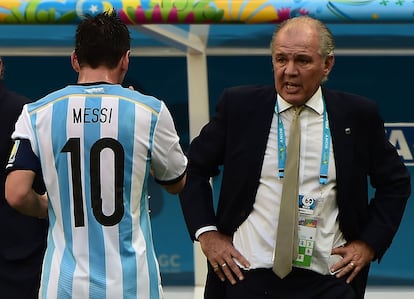 Lionel Messi camiha em direção a Alejandro Sabella durante as quartas de final contra a Bélgica, em 2014.