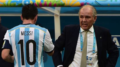 Lionel Messi camiha em direção a Alejandro Sabella durante as quartas de final contra a Bélgica, em 2014.