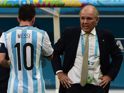 Lionel Messi camiha em direção a Alejandro Sabella durante as quartas de final contra a Bélgica, em 2014.