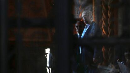 Ike Perlmutter, con gafas oscuras, visita al presidente Donald Trump en diciembre de 2016 en Mar-a-Lago.