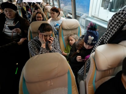 Una mujer y su hija usan sus móviles en un autobús que la traslada de Ucrania a Przemysl, Polonia, el jueves.