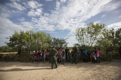 Un grupo de migrantes sin papeles es detenido por la Patrulla Fronteriza de Estados Unidos.