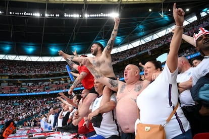 Aficionados ingleses en el interior del estadio de Wembley minutos antes de comenzar el encuentro. 
