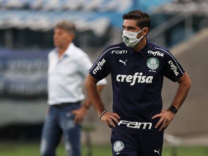 Abel Ferreira, treinador do Palmeiras, com Renato Gaúcho, treinador do Grêmio, ao fundo.