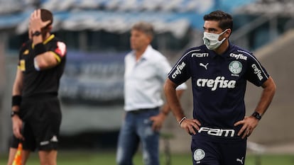 Abel Ferreira, treinador do Palmeiras, com Renato Gaúcho, treinador do Grêmio, ao fundo.