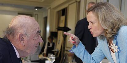 José Lladó, presidente de Técnicas Reunidas, con la ministra de Economía, Nadia Calviño.