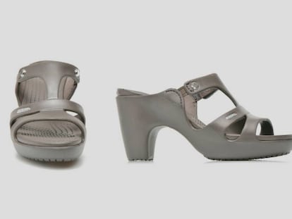 Reinvención del zueco de Crocs en unas sandalias de goma de tacón para mujer.