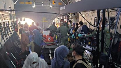 Llegada a Dubái del segundo avión español con unos 110 evacuados, que salió a primera hora de este viernes de Kabul.