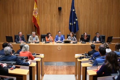 Desde la izquierda, Juan Espadas, Santos Cerdán, Cristina Narbona, Pedro Sánchez, María Jesús Montero, Francina Armengol y Patxi López, en la reunión de este lunes.