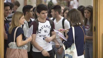 Alumnos de selectividad entrando a realizar la prueba en Castellón.
