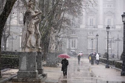 Fuerte nevada en la plaza de Oriente, el 5 de febrero de 2018.