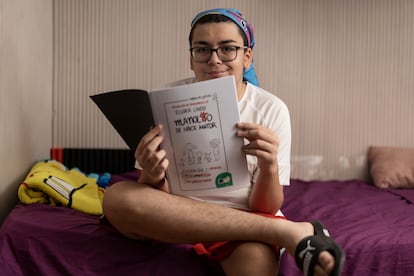 Ian Grados, de 15 años, posa con un ejemplar de 'Manolito se hace mayor' en su hogar familiar en Igualada, el 12 de julio de 2023.