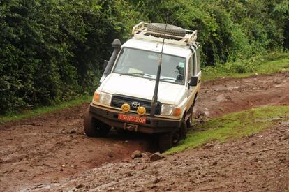 2011, viaje al terreno para la realización de un estudio de mercado en Kenia. No todos los vehículos todo terreno son iguales y cuando las cosas se ponen difíciles por el barro, la arena o la nieve, se nota la diferencia. El destino de este viaje era un pueblo de difícil acceso en las zonas altas de Kenia durante la estación de lluvias, todo un desafío para la mecánica y para nuestros conductores. Los conductores son una pieza clave en la organización, siempre me sorprende cómo después de conducir durante horas por carreteras imposibles, su primera preocupación al llegar al destino es encontrar alojamiento y una cena caliente para todos.