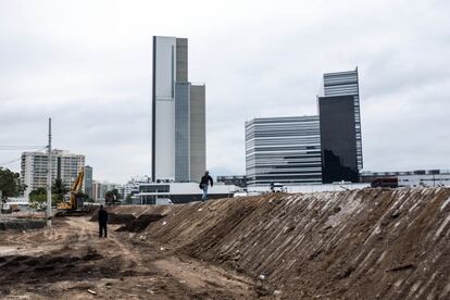 Parte de lo que fue la Vila Autódromo, en Río de Janeiro ahora transformado en un campo de obras por causa de los Juegos Olímpicos. Al fondo, hoteles de reciente construcción. 