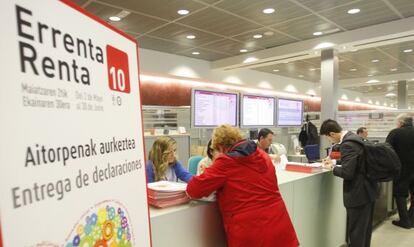 Contribuyentes en las oficinas de la Hacienda vizcaína en Bilbao, en una de las campañas de la Renta.