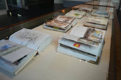Vitrinas con cuadernos de viaje en la fundación Pedro Cano.