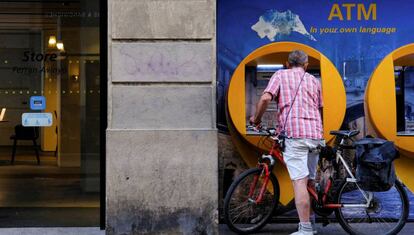 Cajero de CaixaBank ATM en Barcelona. 