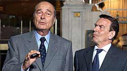 Jacques Chirac (izquierda) y el canciller alemán, Gerard Schröder, el pasado viernes por la noche en París.