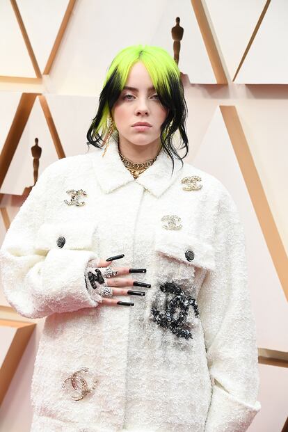 Detalle del look de la cantante Billie Eilish, fiel a sus mechones verde flúor.