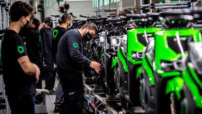 Línea de montaje de bicicletas eléctricas en una planta de Barcelona.